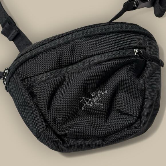 Arc’teryx Maka 1 Waistpack Crossbody Bag Belt Bag Black Logo Fanny Pack Hiking - Picture 2 of 3